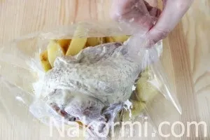 Крила індички з картоплею в рукаві рецепт з фото