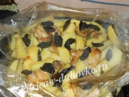 Курка з картоплею і чорносливом в духовці в рукаві рецепт з фото крок за кроком (рукаві) Курка з картоплею і чорносливом в духовці в рукаві рецепт з фото крок за кроком