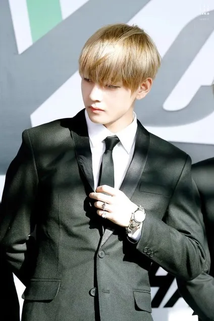 10 Кришесносних образів v (bts), yesasia