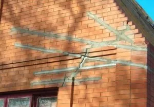Чим і як можна закрити тріщину в цегляній стіні будинку