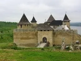 Чим замок відрізняється від палацу (архітектурою було спочатку резиденцією) Чим замок відрізняється від палацу
