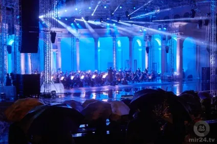 Що мені вітер, що мені спека фестиваль музики і світла під проливним дощем