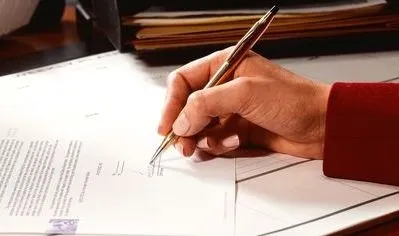 Дарчий на квартиру - плюси і мінуси оформлення між родичами (дарча на нерухомість плюси і мінуси) Дарчий на квартиру - плюси і мінуси оформлення між родичами