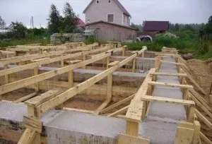 Стрічковий монолітний армований фундамент особливості