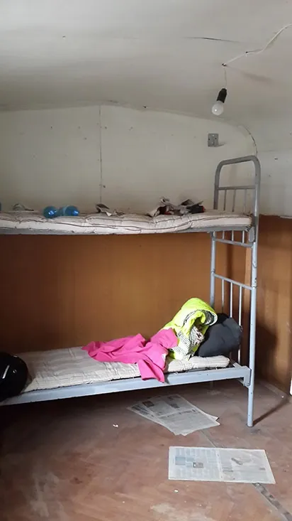 Дівчина перетворила будівельний вагончик в міні -дом, де буде жити цілий рік (дівчина) Дівчина перетворила будівельний вагончик в міні -дом, де буде жити цілий рік