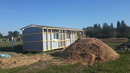 Дівчина перетворила будівельний вагончик в міні -дом, де буде жити цілий рік (вагончик) Дівчина перетворила будівельний вагончик в міні -дом, де буде жити цілий рік
