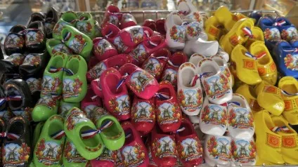 дерев'яні черевики