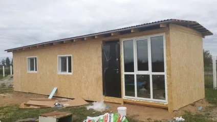 Дівчина перетворила будівельний вагончик в міні -дом, де буде жити цілий рік (дівчина) Дівчина перетворила будівельний вагончик в міні -дом, де буде жити цілий рік