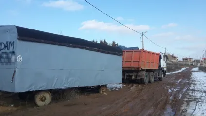 Дівчина перетворила будівельний вагончик в міні -дом, де буде жити цілий рік (перетворила) Дівчина перетворила будівельний вагончик в міні -дом, де буде жити цілий рік