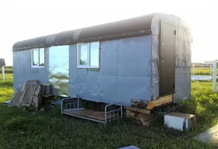 Дівчина перетворила будівельний вагончик в міні -дом, де буде жити цілий рік (будівельний) Дівчина перетворила будівельний вагончик в міні -дом, де буде жити цілий рік