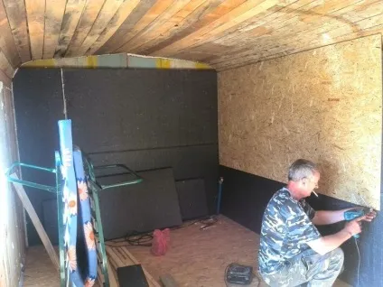 Дівчина перетворила будівельний вагончик в міні -дом, де буде жити цілий рік (вагончик) Дівчина перетворила будівельний вагончик в міні -дом, де буде жити цілий рік