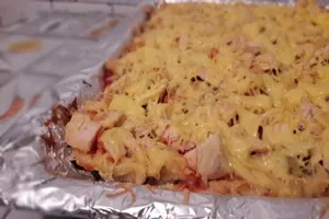 Домашня піца з куркою і грибами в духовці (грибами) Домашня піца з куркою і грибами в духовці