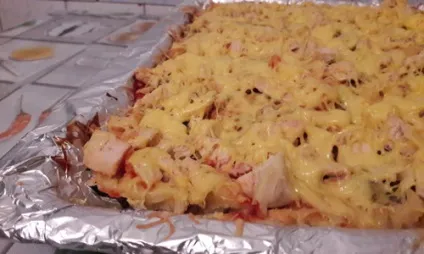 Домашня піца з куркою і грибами в духовці (куркою) Домашня піца з куркою і грибами в духовці