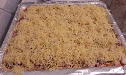 Домашня піца з куркою і грибами в духовці (буде липнути рукам) Домашня піца з куркою і грибами в духовці