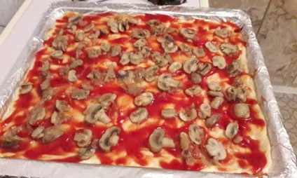 Домашня піца з куркою і грибами в духовці (буде липнути рукам) Домашня піца з куркою і грибами в духовці