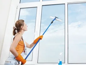 Hogyan és mi jobb mosni az ablakokat az erkélyen kívül