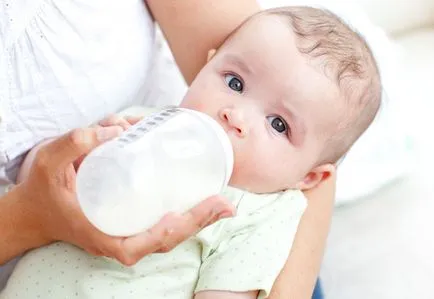 Hogyan kell etetni a babát egy üveg jobb - a gyermek egészsége