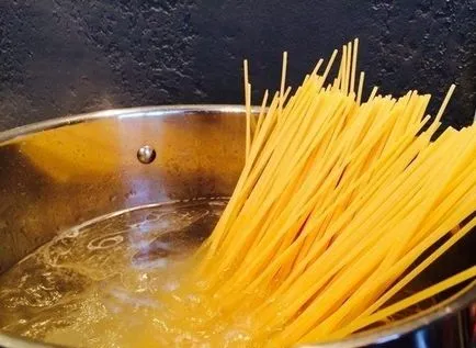 Főzni spagetti csirke paradicsomos mártással - egy recept, összetevők és képek