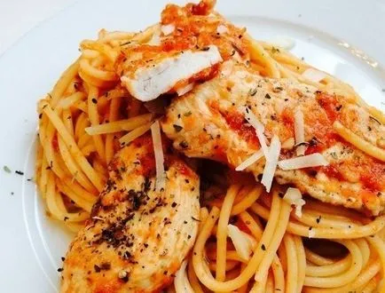 Főzni spagetti csirke paradicsomos mártással - egy recept, összetevők és képek