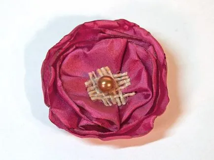 Hogyan készítsünk egy boutonniere készült ruhát kezével