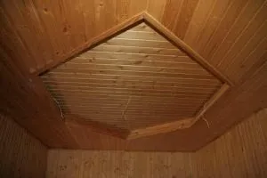 Як зробити стелю в дерев'яному будинку утеплення і обшивка (будинку) Як зробити стелю в дерев'яному будинку утеплення і обшивка