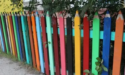 Як прикрасити забір