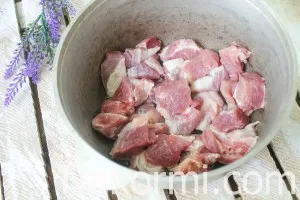 Cum delicioase pentru a găti carnea de porc într-o rețetă cu o fotografie ceaun