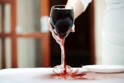 Cum să se retragă din vin roșu pata de îmbrăcăminte, covor