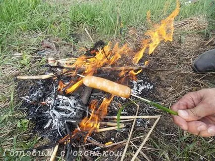 Как вкусни пържени наденички на огъня!