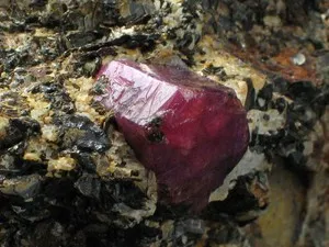 Stone рубин история и разнообразие на минерални, химически, лечебни и магически свойства