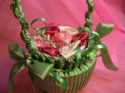 Кошница от сатенени панделки с цветя