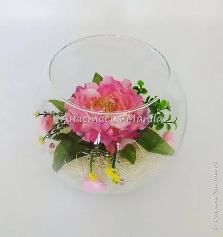 aranjamente florale in vase de sticla cu mâinile lor, stăpânii țării