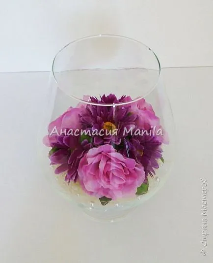 aranjamente florale in vase de sticla cu mâinile lor, stăpânii țării