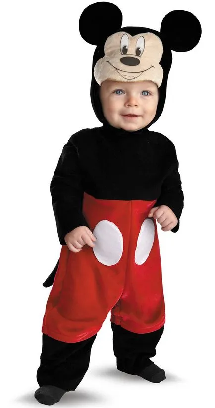 costum Mickey Mouse pentru un băiat cu mâinile