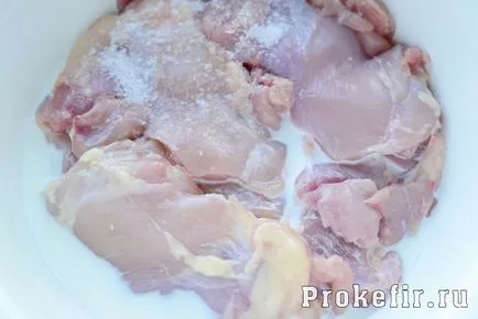 Csirke roll zselatinnal az élelmiszer fólia a sütőben - a recept lépésről lépésre fotók