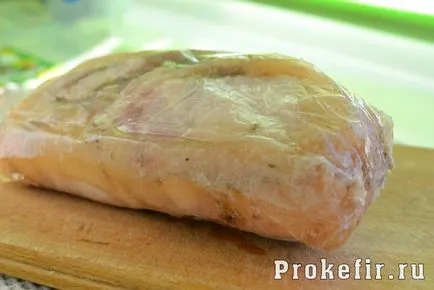 Csirke roll zselatinnal az élelmiszer fólia a sütőben - a recept lépésről lépésre fotók