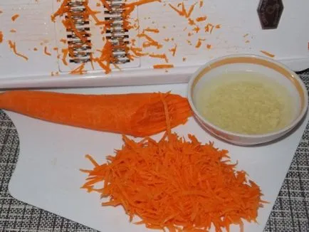 Салата от моркови с черен пипер и краставици
