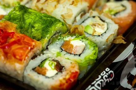Masa de prânz în stil japonez sushi acasă și în restaurant