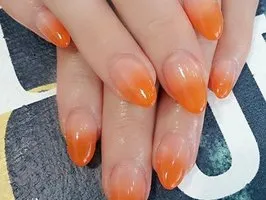 Orange стилен маникюр ноктите оранжев