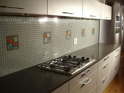 A falakat díszítő a konyhában c fotó