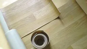 Helyes fektetés linóleum a fa padló a házban