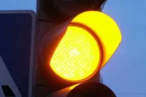 Indicații de orientare către semnal de trafic galben
