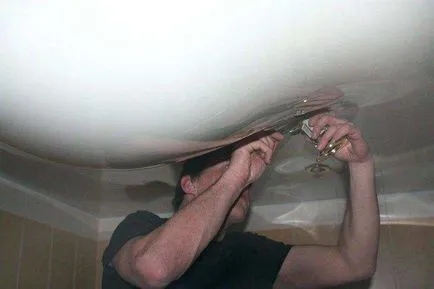 Repararea întinde plafon cu mâinile cum să închidă o tăietură mică gaură, ce să facă în cazul în care