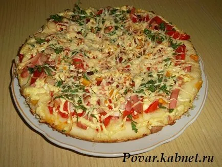 Reteta pentru o pizza delicioasă cu cârnați, brânză, roșii și ardei