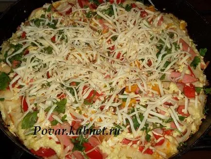 Recept egy finom pizza kolbásszal, sajttal, paradicsommal és paprikával