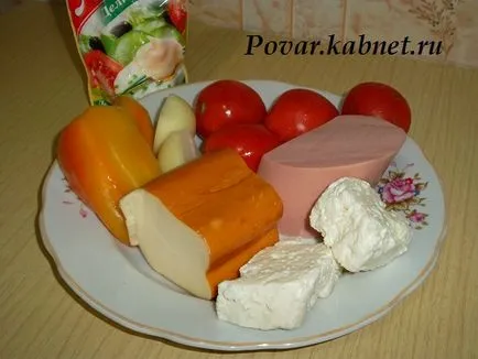 Рецепта за вкусна пица с наденица, сирене, домати и чушки