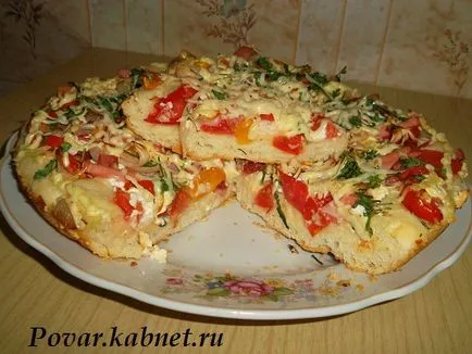 Recept egy finom pizza kolbásszal, sajttal, paradicsommal és paprikával