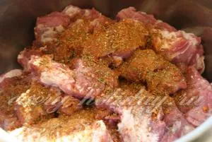 Frigarui de carne de porc marinate în vin roșu