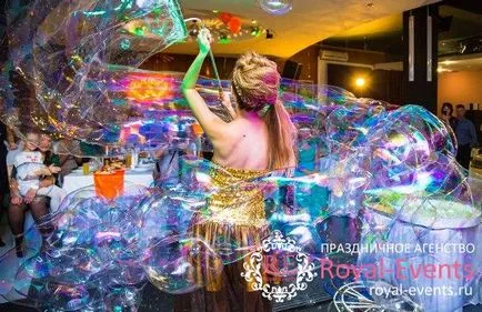 Buborékok megjelenítése, hatalmas buborékok egy esküvőn Moszkvában