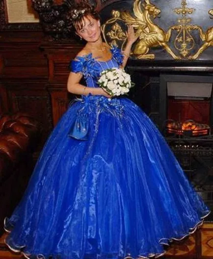 Kék menyasszonyi ruha látványos ruhában